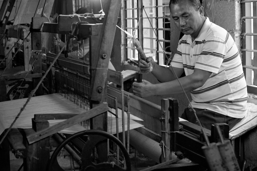 Makers-slider-pge_cosi_textiles_yarn_krishna_weaving_loom_900x600